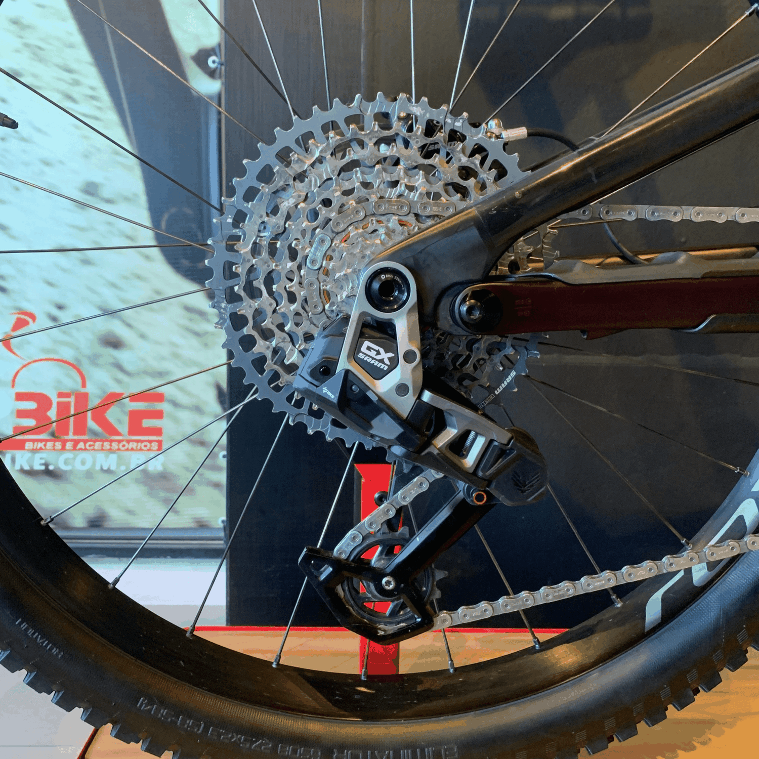 Bicicleta Specialized Levo SL G2 Expert Aro 29 GX T-type 12v S5 Preta e Bordo - Seminova