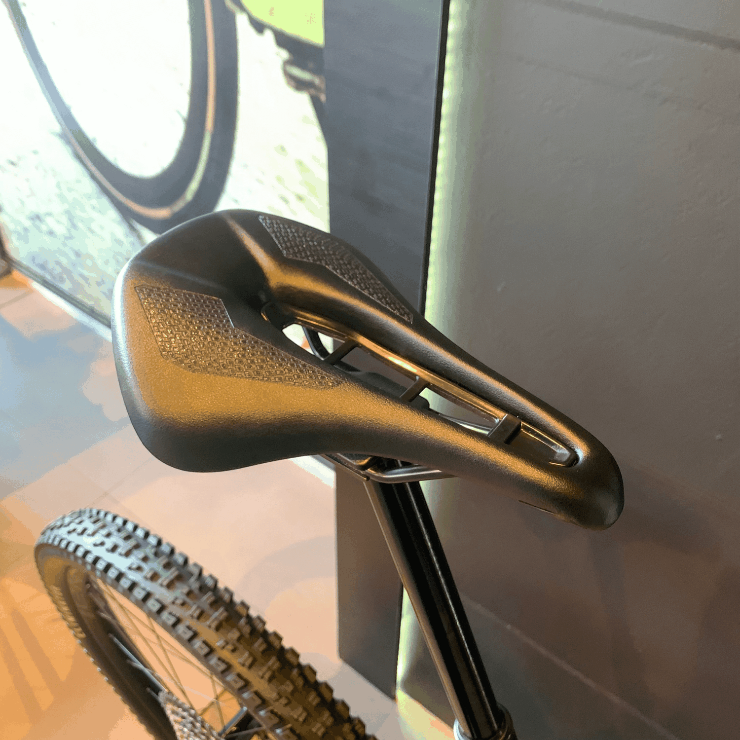 Bicicleta Specialized Levo SL G2 Expert Aro 29 GX T-type 12v S5 Preta e Bordo - Seminova