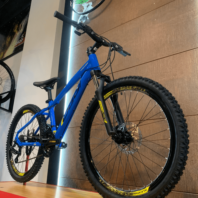 Bicicleta Oggi Hacker Aro 24 Tourney 21v Azul e Preto e Amarelo