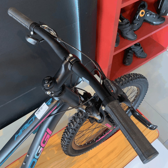 Bicicleta Oggi Hacker Aro 24 Tourney 21v Preto e Pink e Azul