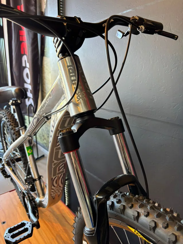 Bicicleta A26 Hupi Naja V10 2026 Shimano Tourney 21v – Prata/Branco/Roxo