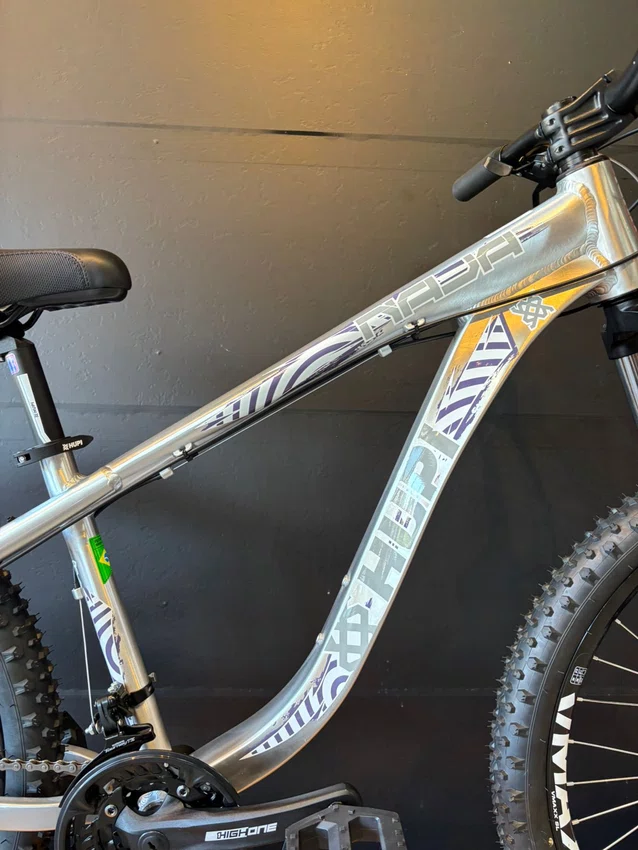 Bicicleta A26 Hupi Naja V10 2026 Shimano Tourney 21v – Prata/Branco/Roxo