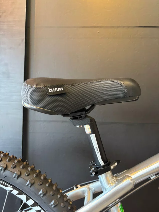 Bicicleta A26 Hupi Naja V10 2026 Shimano Tourney 21v – Prata/Branco/Roxo
