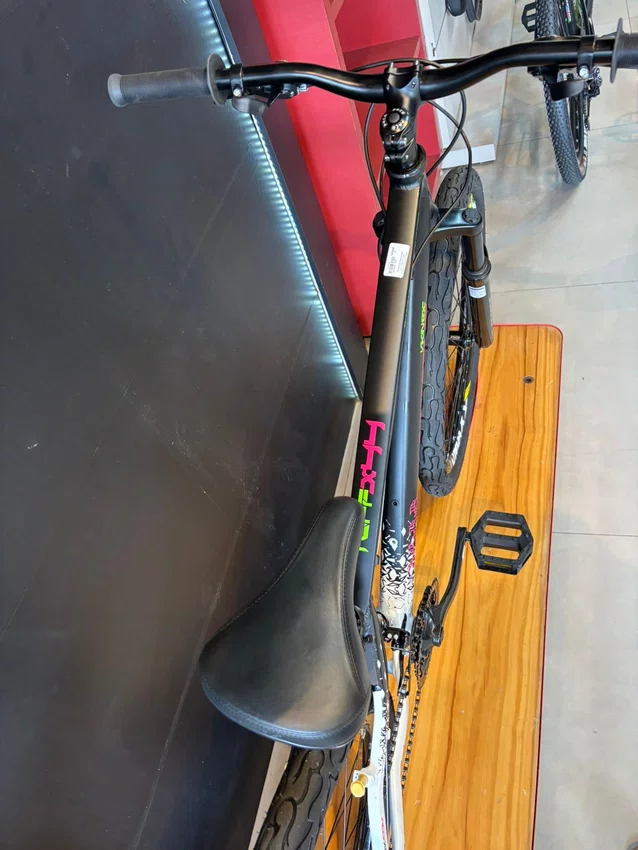 Bicicleta a26 viking tuff-44 peak 21v preta/branca/rosa