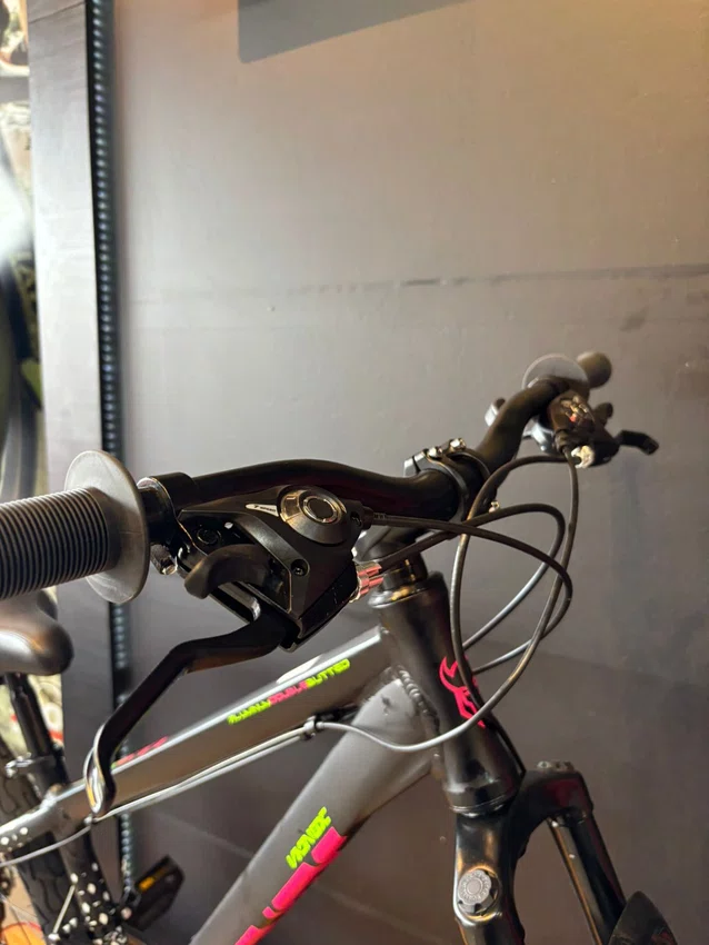 Bicicleta a26 viking tuff-44 peak 21v preta/branca/rosa