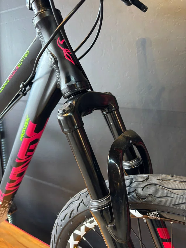Bicicleta a26 viking tuff-44 peak 21v preta/branca/rosa