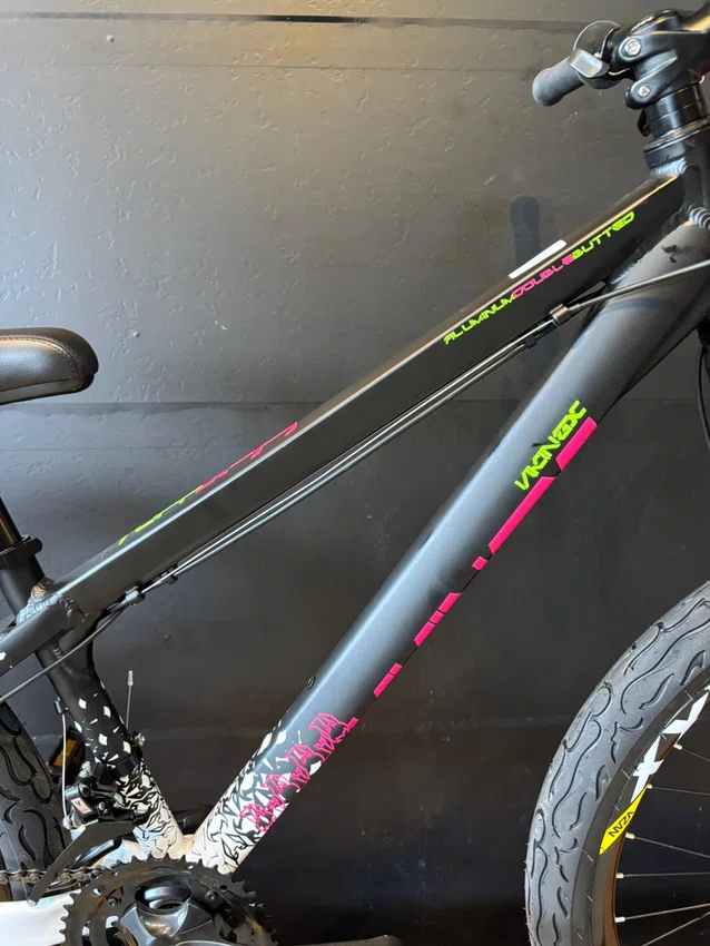 Bicicleta a26 viking tuff-44 peak 21v preta/branca/rosa