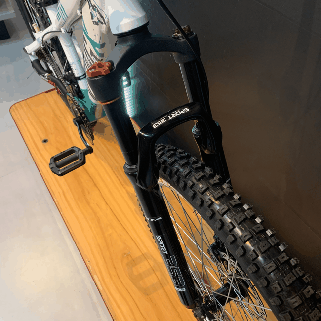 Bicicleta Vikingx Tuff25 Shimano 21v Aro 26 Branca e Verde e Preta