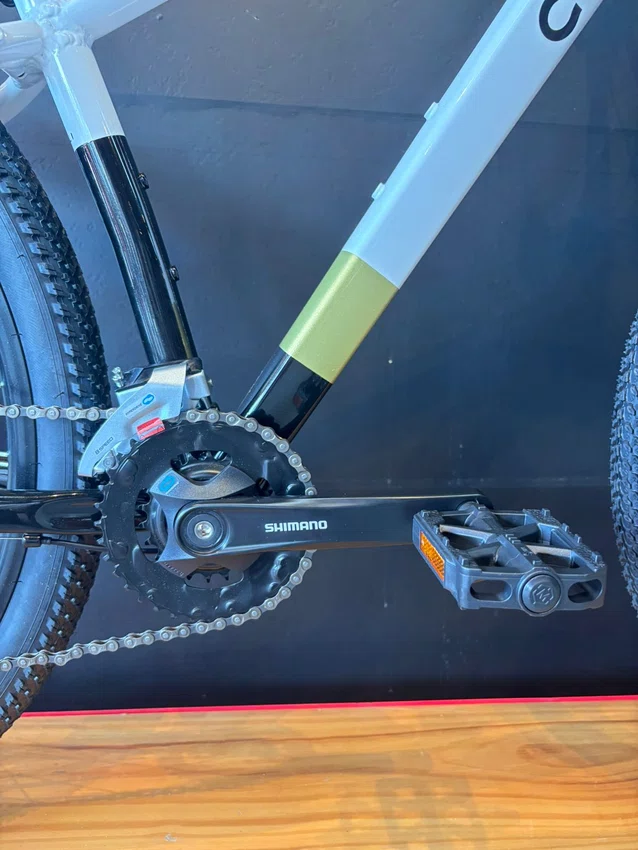 Bicicleta a29 colli hills g2 shimano acera 16v branco/dourado/preto
