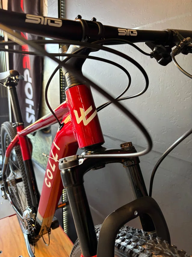 Bicicleta a29 colli hills g2 shimano acera 16v vermelho/prata/preto