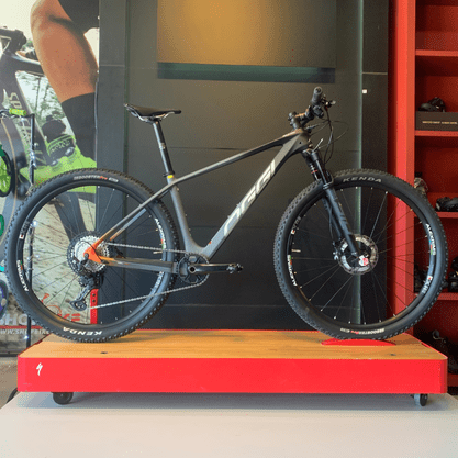 Bicicleta Oggi Agile Pro Carbon Aro 29 XT 12v 2023 Grafite e Preto e Laranja