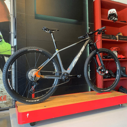 Bicicleta Oggi Agile Pro Carbon Aro 29 XT 12v 2023 Grafite e Preto e Laranja