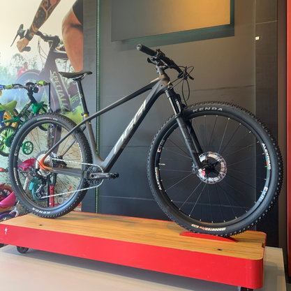 Bicicleta Oggi Agile Pro Carbon Aro 29 XT 12v 2023 Grafite e Preto e Laranja