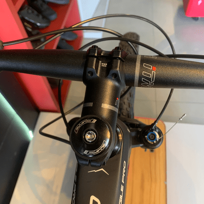 Bicicleta Oggi Agile Pro Carbon Aro 29 XT 12v 2023 Grafite e Preto e Laranja