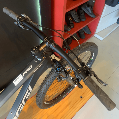 Bicicleta Oggi Agile Pro Carbon Aro 29 XT 12v 2023 Grafite e Preto e Laranja