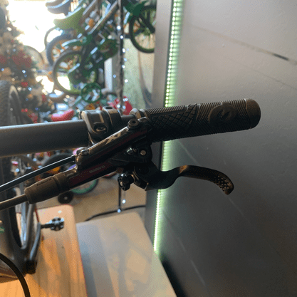 Bicicleta Oggi Agile Pro Carbon Aro 29 XT 12v 2023 Grafite e Preto e Laranja