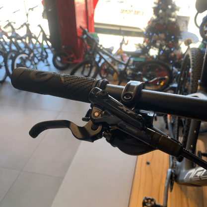 Bicicleta Oggi Agile Pro Carbon Aro 29 XT 12v 2023 Grafite e Preto e Laranja