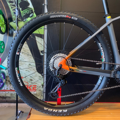 Bicicleta Oggi Agile Pro Carbon Aro 29 XT 12v 2023 Grafite e Preto e Laranja