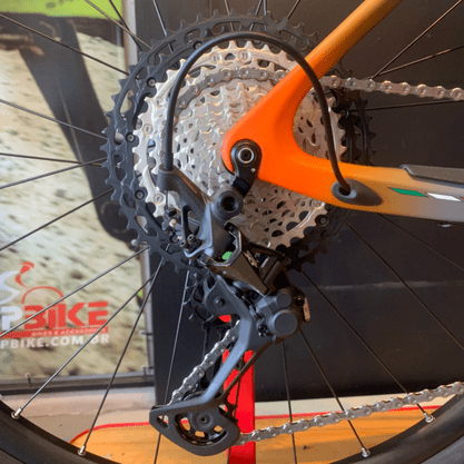 Bicicleta Oggi Agile Pro Carbon Aro 29 XT 12v 2023 Grafite e Preto e Laranja