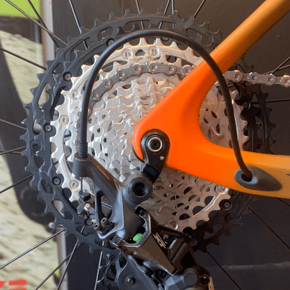 Bicicleta Oggi Agile Pro Carbon Aro 29 XT 12v 2023 Grafite e Preto e Laranja