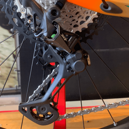 Bicicleta Oggi Agile Pro Carbon Aro 29 XT 12v 2023 Grafite e Preto e Laranja