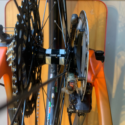 Bicicleta Oggi Agile Pro Carbon Aro 29 XT 12v 2023 Grafite e Preto e Laranja