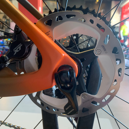 Bicicleta Oggi Agile Pro Carbon Aro 29 XT 12v 2023 Grafite e Preto e Laranja