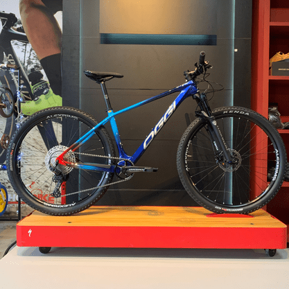 Bicicleta Oggi Agile Sport Carbon Aro 29 Deore 12v 2023 Azul e Vermelho