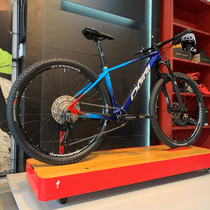 Bicicleta Oggi Agile Sport Carbon Aro 29 Deore 12v 2023 Azul e Vermelho