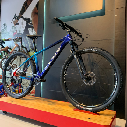Bicicleta Oggi Agile Sport Carbon Aro 29 Deore 12v 2023 Azul e Vermelho