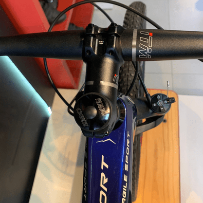 Bicicleta Oggi Agile Sport Carbon Aro 29 Deore 12v 2023 Azul e Vermelho