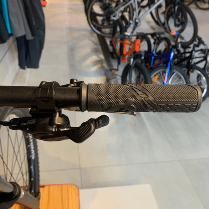 Bicicleta Oggi Agile Sport Carbon Aro 29 Deore 12v 2023 Azul e Vermelho