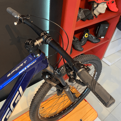 Bicicleta Oggi Agile Sport Carbon Aro 29 Deore 12v 2023 Azul e Vermelho