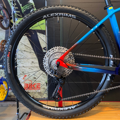 Bicicleta Oggi Agile Sport Carbon Aro 29 Deore 12v 2023 Azul e Vermelho