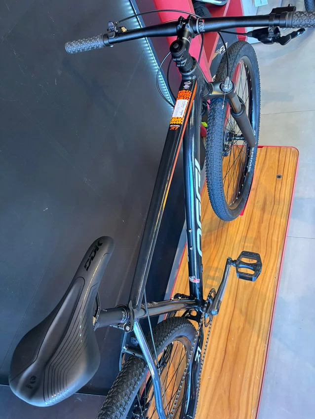 Bicicleta a29 oggi big wheel 7.0 2026 shimano cues 10v preto/laranja/cinza