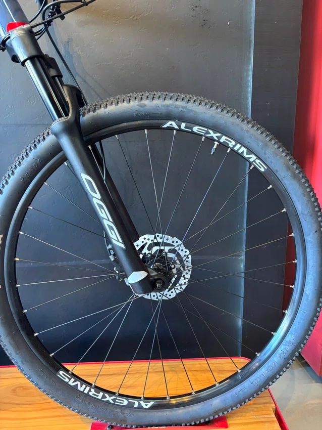 Bicicleta a29 oggi big wheel 8.0 8v cinza/vermelho