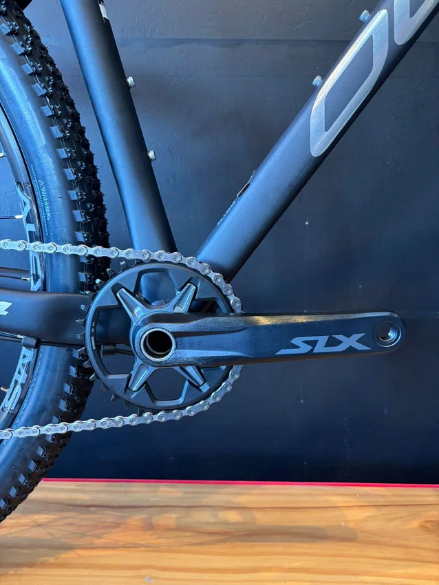 Bicicleta A29 Oggi BW 7.4 Shimano Slx 12v Preto/Cinza
