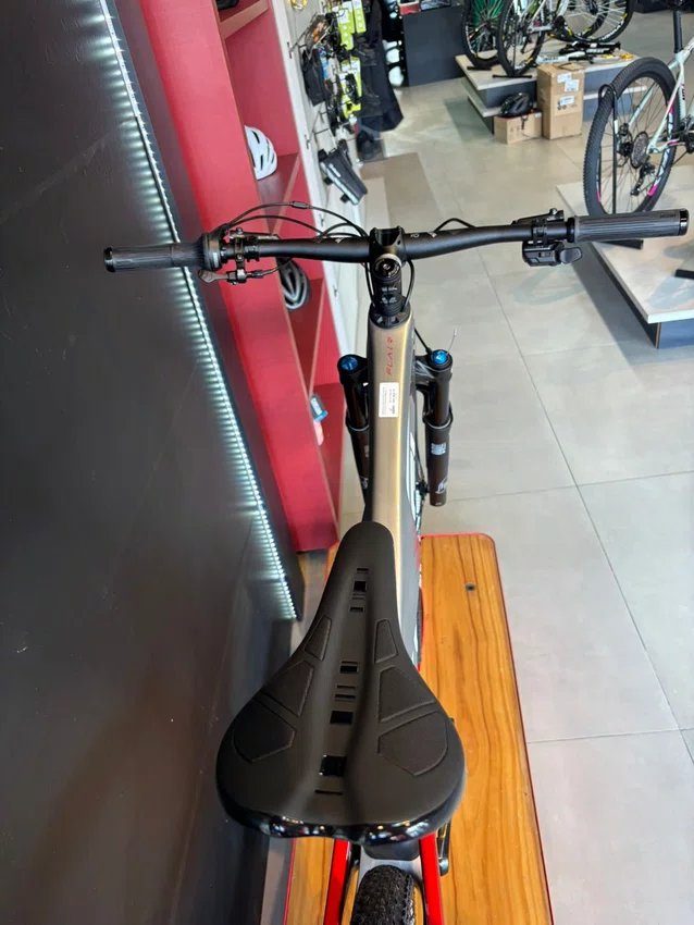 Bicicleta Oggi Cattura Flair Pro A29 Di2 XT 12v Grafite/Vermelho