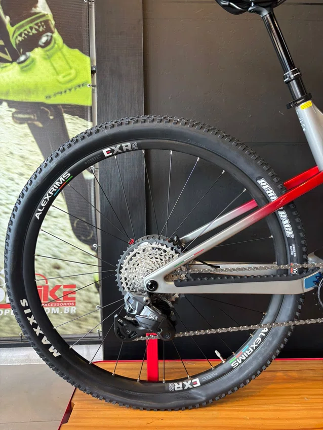Bicicleta Oggi Cattura Flair Pro A29 Di2 XT 12v Grafite/Vermelho