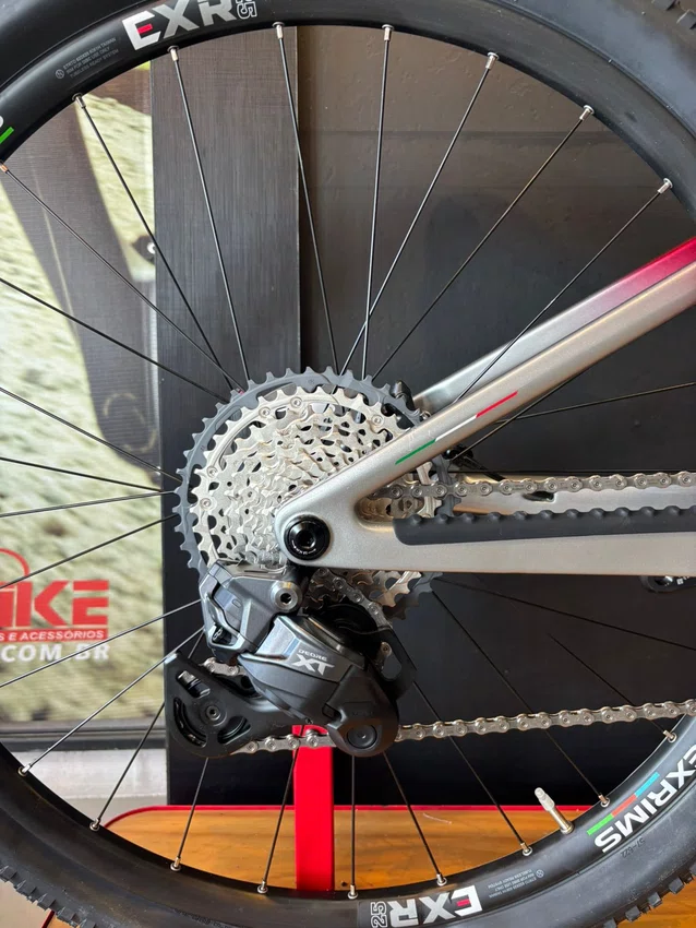 Bicicleta Oggi Cattura Flair Pro A29 Di2 XT 12v Grafite/Vermelho