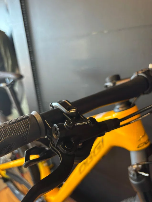 Bicicleta a29 oggi cattura sport deore 12v t-15 amarelo/preto