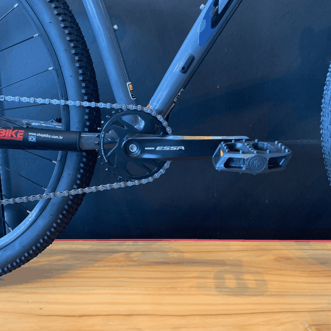 Bicicleta Oggi Hacker HDS Aro 29 Essa 8V Grafite e Azul e Preto