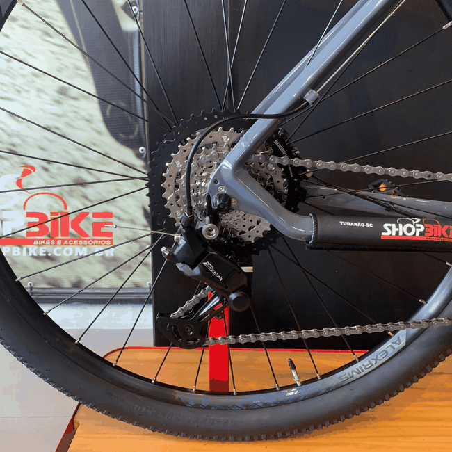 Bicicleta Oggi Hacker HDS Aro 29 Essa 8V Grafite e Azul e Preto