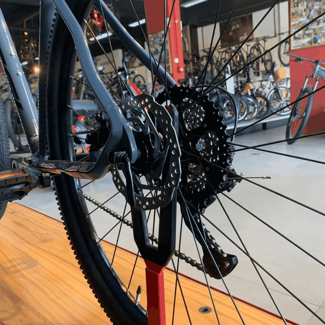 Bicicleta Oggi Hacker HDS Aro 29 Essa 8V Grafite e Azul e Preto