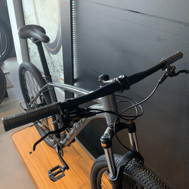 Bicicleta Oggi Hacker HDS Aro 29 Essa 8V Grafite e Azul e Preto