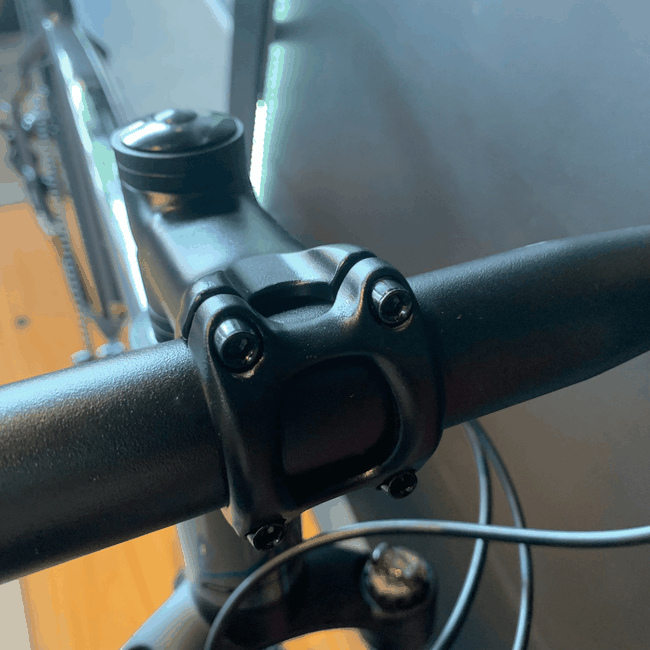 Bicicleta Oggi Hacker HDS Aro 29 Essa 8V Grafite e Azul e Preto