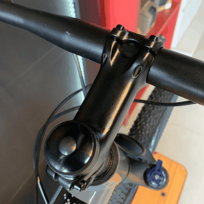 Bicicleta Oggi Hacker HDS Aro 29 Essa 8V Grafite e Azul e Preto