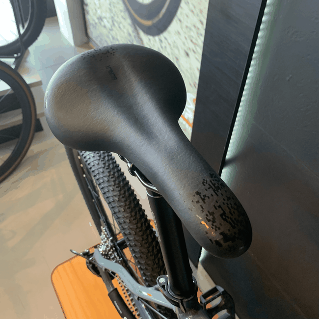 Bicicleta Oggi Hacker HDS Aro 29 Essa 8V Grafite e Azul e Preto