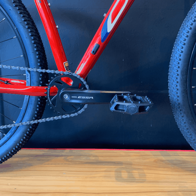 Bicicleta Oggi Hacker HDS Aro 29 Essa 8V Vermelha e Branca e Azul
