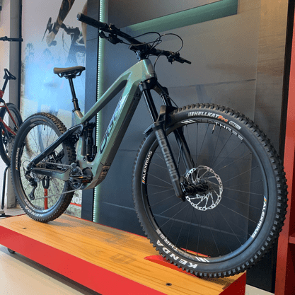Bicicleta Oggi Potenza Sport E-Bike Carbon Aro 29 Deore 12v 2024 Prata e Preto